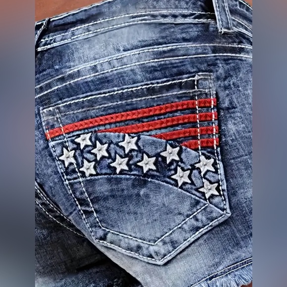🇺🇸 PATRIOTIC DISTRESSED DENIM SHORTS - Picture 4 of 6